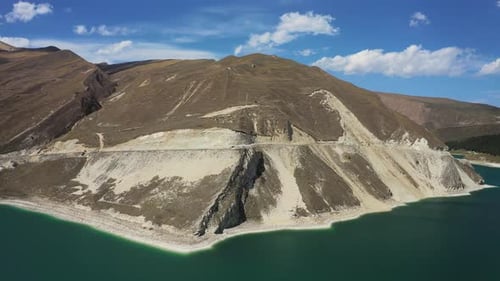 Admirez le paisible lac alpin Kazenoyam