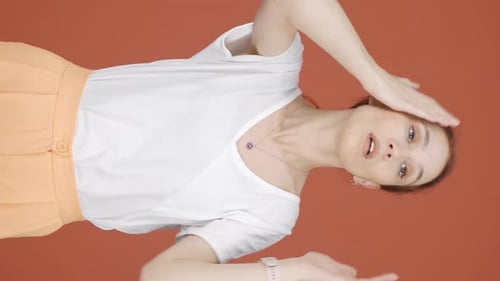 Vidéo verticale de La température élevée de l'air étouffe la femme.