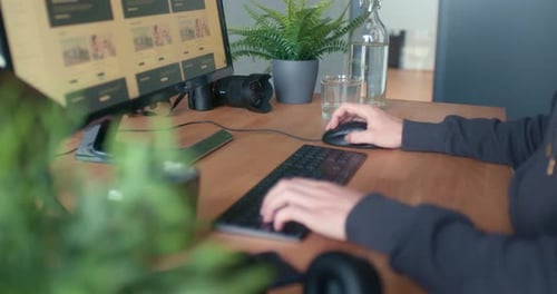 Pessoa trabalhando no computador e clicando com o mouse