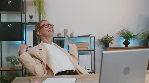 Glückliche Geschäftsfrau, die am Office-Laptop arbeitet und sich freut, Geld zu erhalten Bargeld Erfolg Lotterielück