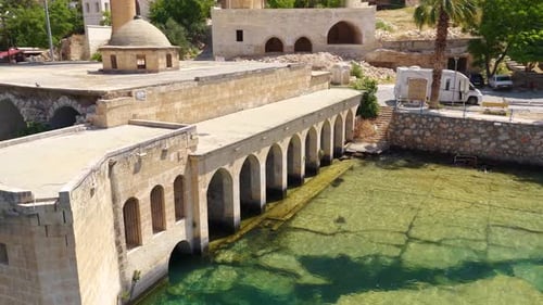 Vidéo aérienne : ville historique de l'est de la Turquie au bord de la rivière