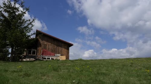 Timelapse d'une montagne dans les Carpates, Roumanie
