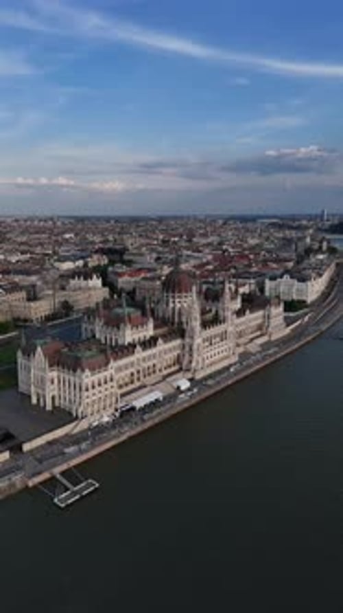 Vista aérea del Parlamento húngaro en la hora dorada