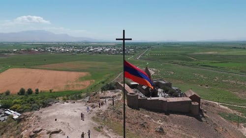 Vue aérienne du drapeau arménien et du monastère de Khor Virap.