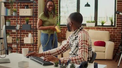 Büroangestellter arbeitet am Computer am Schreibtisch