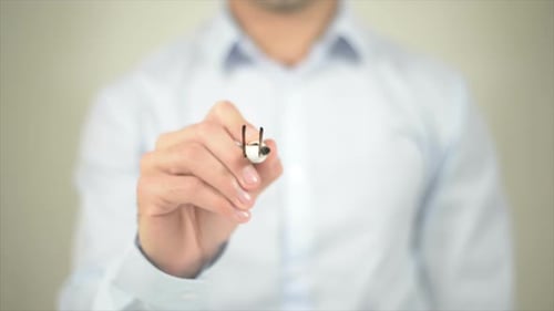 Half Price Man schreibt auf transparentem Bildschirm