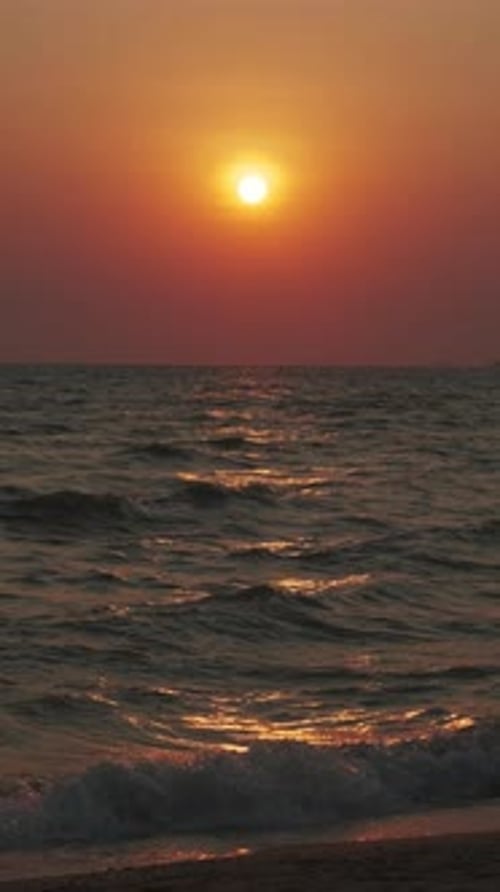 Coucher de soleil sur l'océan avec des nuages spectaculaires au crépuscule
