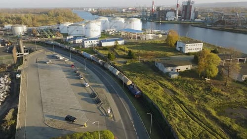 Industriebahnhof mit Tankwagen und Lokomotiven an der Tankladestation