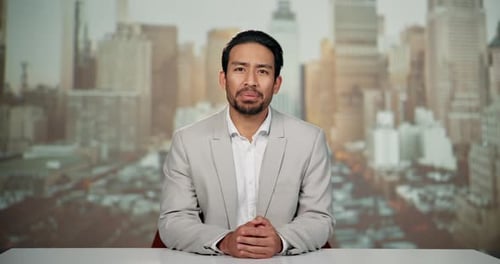 Noticias, presentador y hombre en el escritorio con televisión, información e historia de última hora sobre el fondo de la ciudad