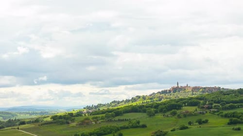 Zeitraffer der Wolken über den Hügeln der Toskana, Italien