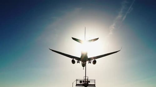 Düsenflugzeug landet auf der Landebahn.
