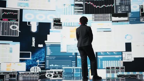 Experto en negocios vistiendo un traje que revisa las métricas de los paneles de rendimiento