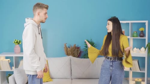The young man is leaving his girlfriend at home, they end the relationship.