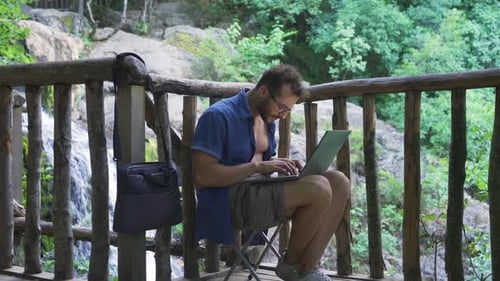 Courtier indépendant professionnel travaillant sur le pouce.