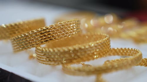 Handgefertigte Goldarmbänder werden im Juweliergeschäft ausgestellt