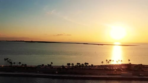 Puesta de sol desde la calzada de Honeymoon Island en Dunedin, Florida