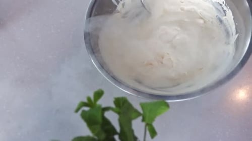 Der Chefkoch kocht natürliches Eis aus Sahnesirup und flüssigem Stickstoff