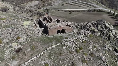Vista desde arriba de las ruinas rocosas de las ruinas de Değle, Karaman, Turquía