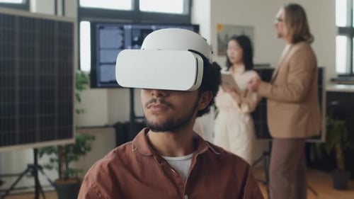 Un ingénieur regarde une présentation en réalité augmentée chez une start-up d'énergie solaire