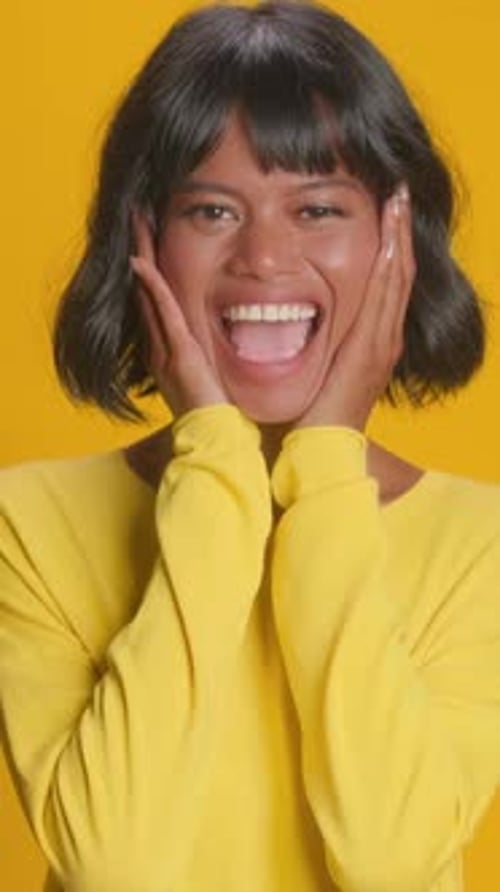 Célébration de la diversité et de la joie avec des couleurs éclatantes et des sourires chaleureux