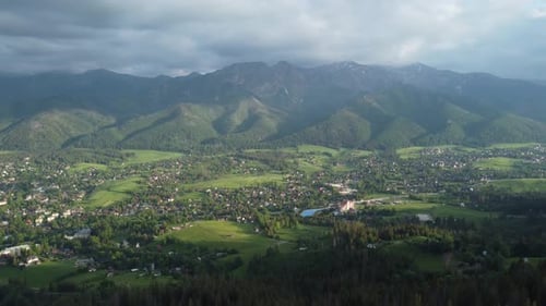 Vue sur la vallée depuis Gubałówka (Gubalowka) - survol du paysage des montagnes enneigées des Tatry polonaises, au loin