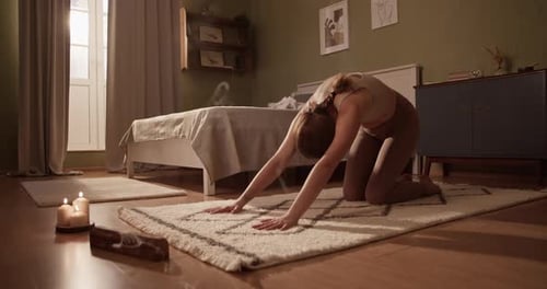 Corpo feminino esticando o corpo em pose estendida de criança