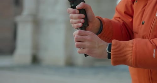 Tripé dobrado parafusado do novo cardan estabilizado DJI Ronin RS3 Mini moderno. Câmera lenta