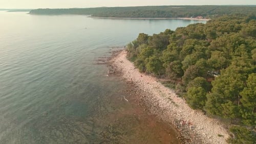 Vista aérea da paisagem litorânea idílica na Croácia. Praias ao longo da costa com vegetação verde