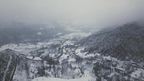 Montagnes enneigées et brouillard - 2K