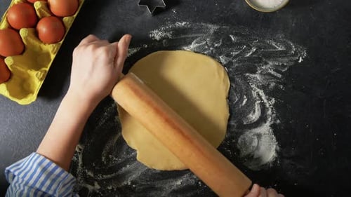 Koch-, Küchen- und Rezeptkonzept — Hände mit Nudelholz