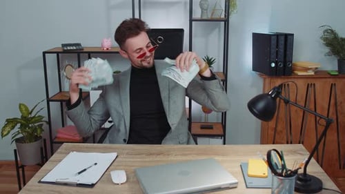 Rich erfreut Chef Geschäftsmann winkt Geld Dollar Bargeld Erfolg Karriere Lottogewinner Einkommen Vermögen