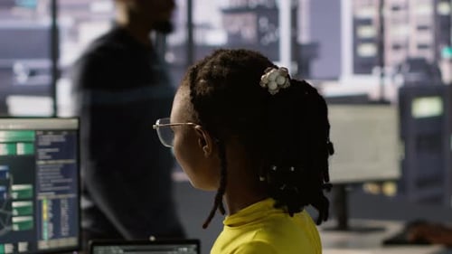 Porträt eines lächelnden Informatikers bei der Arbeit beim Software-Debugging mit dem PC