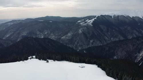 Barrage de Rausor enneigé dans les montagnes d'Iezer-Papusa, Arges, Roumanie, capturé depuis une vue aérienne en hiver