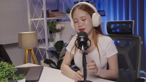 Apresentador de podcast respondendo às perguntas dos ouvintes.