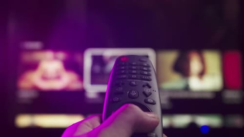 Frau mit Fernbedienung in der Hand, die Kanäle umschaltet, Smart-TV-Technologie, Bildschirm mit Internet-Videoinhalten, mit