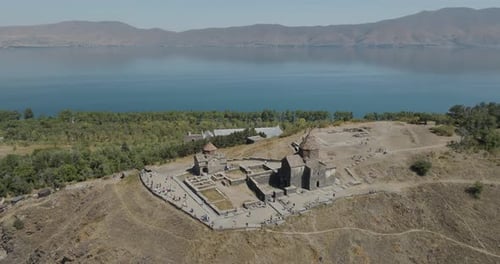 Vue aérienne du monastère de Sevanavank, Arménie.