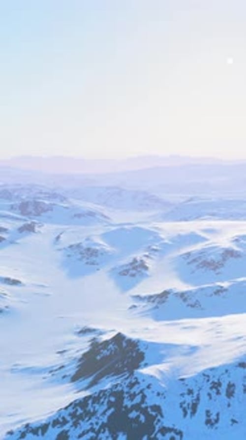 Une chaîne de montagnes enneigée à couper le souffle