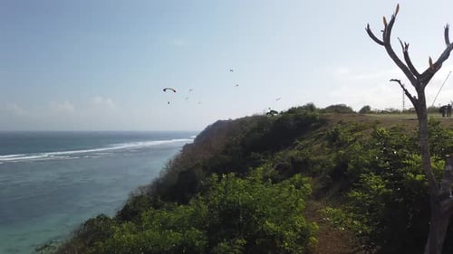 Freiheit, Paragliding, Adrenalin-Junkie-Sport, an einem sonnigen Tag mit mir durch Himmel und Klippen fliegen