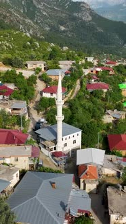 Vidéo verticale : un joyau caché, un village de montagne serein dans le sud de la Turquie