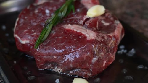 el chef cocina carne deliciosa