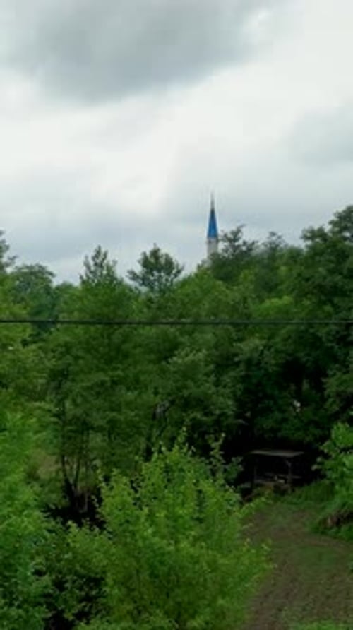 Vidéo verticale : évasion aérienne d'un village de montagne sous la pluie dans un style vertical