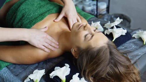 Körpermassagebehandlung Spa-Massage Frau genießt Massage im Spa-Salon