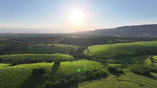 Dramatisch Sonnenuntergangslandschaft in den malerischen Green Valley Mountains.