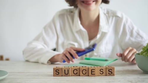 Le mot succès est au premier plan. Le concept de réussite, de réussite. La femme a obtenu un résultat positif