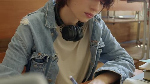 Fleißige Studentin, die am College studiert