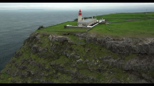 Fotografía con un Zumbido sobre el Océano y el Faro