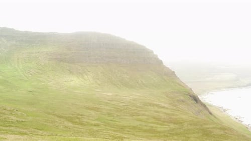 Islande - Falaises de Hornstrandir dans le territoire brumeux inhabité des renards arctiques, dans le nord de l'Islande, excursion statique