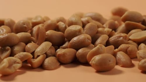 Amendoim torrado. Amendoins
de perto