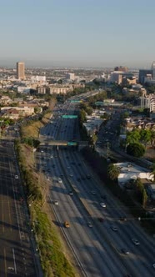 Images panoramiques aériennes de véhicules circulant sur une artère à plusieurs voies menant à Metropolis