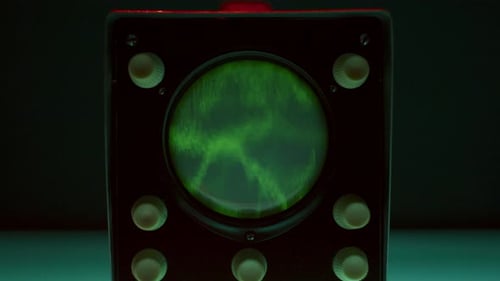 Osciloscópio retrô exibindo onda de sinal verde caótica no escuro